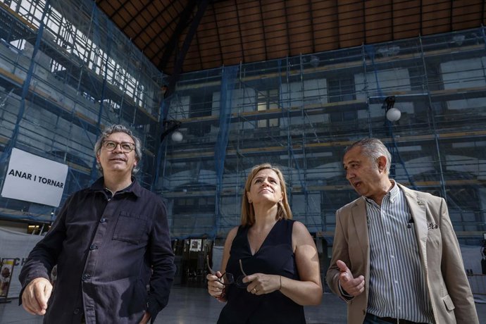 La delegada del Govern a la Comunitat Valenciana, Pilar Bernabé, durant la visita que ha realitzat a les obres de restauració integral de l'Estació del Nord de València.  