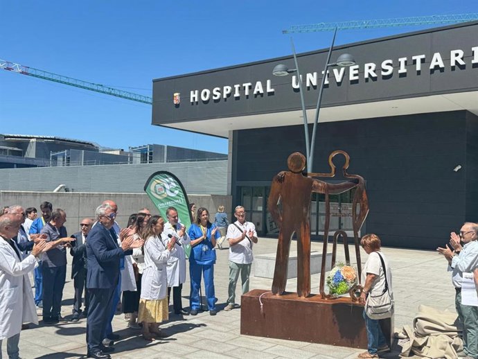 Inauguración de la obra 'Tu vida, mi legado' que homenajea a ALCER y a los donantes de órganos en el Hospital de Salamanca.