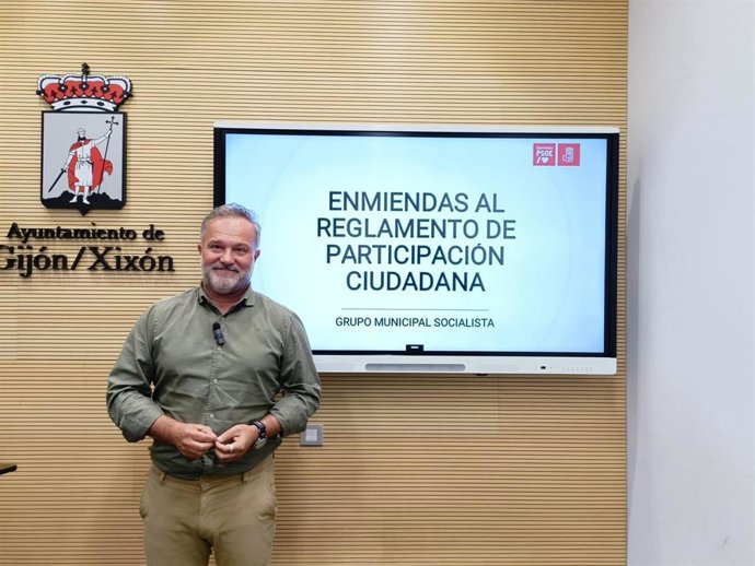 El concejal del Grupo Municipal Socialista del Ayuntamiento de Gijón Jacobo López, en rueda de prensa en el Consistorio gijonés.