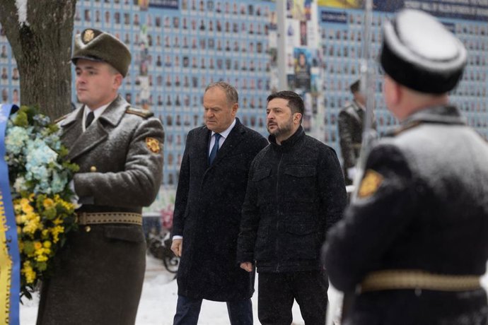 Archivo - El primer ministro de Polonia, Donald Tusk, y el presidente ucraniano, Volodimir Zelenski, en un acto de homenaje en Kiev a los soldados caídos en la guerra con Rusia.