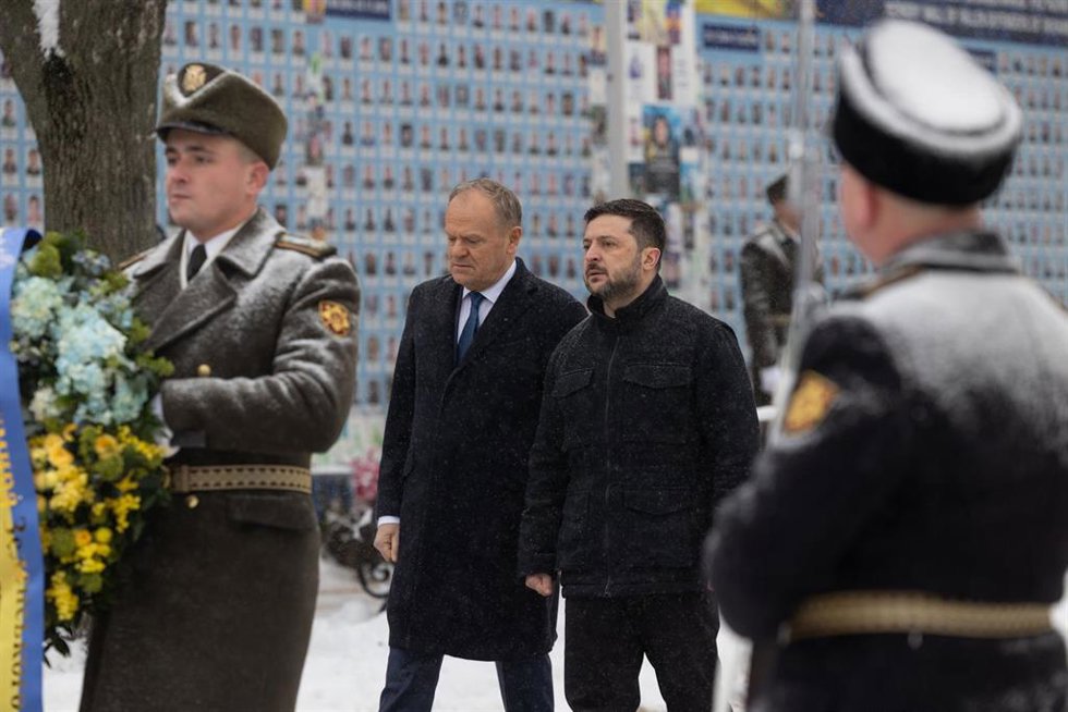Archivo - El primer ministro de Polonia, Donald Tusk, y el presidente ucraniano, Volodimir Zelenski, en un acto de homenaje en Kiev a los soldados caídos en la guerra con Rusia.