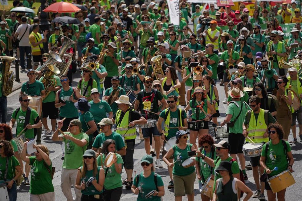 Varias personas durante la celebración de la manifestación de docentes no universitarios, a 2 de junio de 2026, en Valencia, Comunidad Valenciana (España). Esta marcha, organizada por los sindicatos convocantes de la huelga indefinida desde la Plaza de Sa