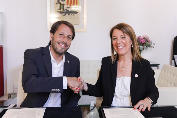 El diputado de Comercio, Consumo y Salud Pública, Josep-Ramon Mut , y la decana del ICAB, Cristina Vallejo