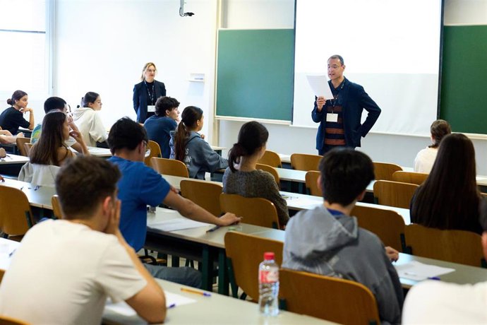 Archivo - Alumnos de Segundo de Bachillerato durante la primera jornada de la Prueba de Acceso a la Universidad (PAU), en la Facultad de Derecho de la Universidad de Cantabria (UC), a 3 de junio de 2025, en Santander, Cantabria (España). 