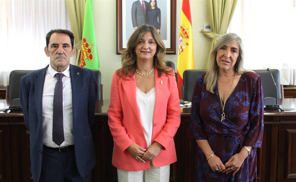 De izquierda a derecha, el nuevo decano de la Facultad de Veterinaria de la ULE, Jose Gabriel Fernández; la rectora, Nuria González y la secretaria general, María Pilar Gutiérrez Santiago.