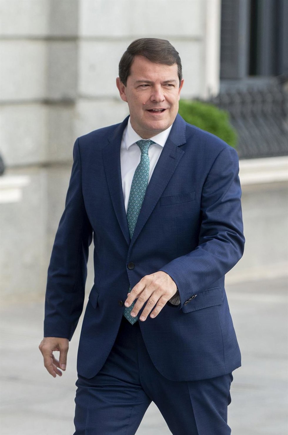 Archivo - El presidente de la Junta de Castilla y León, Alfonso Fernández Mañueco, a su llegada a la primera sesión del debate de investidura del líder del PP, en el Congreso de los Diputados, a 26 de septiembre de 2023, en Madrid (España). El presidente 