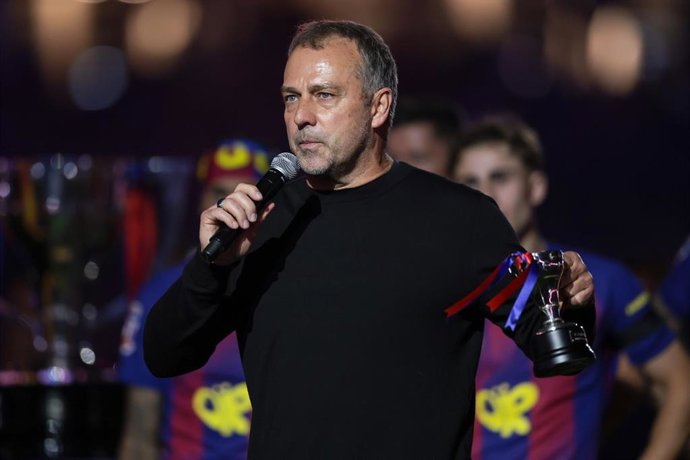 Hansi Flick se dirige a la afición tras conquistar el título de LaLiga después del partido entre el FC Barcelona y el Real Madrid en el Spotify Camp Nou