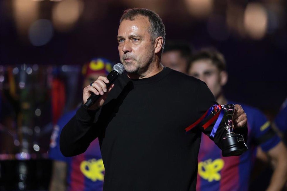 Hansi Flick se dirige a la afición tras conquistar el título de LaLiga después del partido entre el FC Barcelona y el Real Madrid en el Spotify Camp Nou