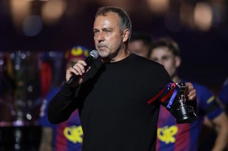10 May 2026, Spain, Barcelona: Barcelona's coach Hansi Flick speaks to the crowd after securing La Liga title follwoing the Spanish Primera Division soccer match between FC Barcelona and Real Madrid CF at Spotify Camp Nou Stadium. Photo: Jan Kolodziej/ZUM