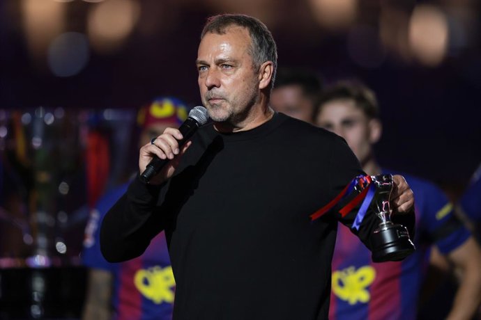 10 May 2026, Spain, Barcelona: Barcelona's coach Hansi Flick speaks to the crowd after securing La Liga title follwoing the Spanish Primera Division soccer match between FC Barcelona and Real Madrid CF at Spotify Camp Nou Stadium. Photo: Jan Kolodziej/ZUM