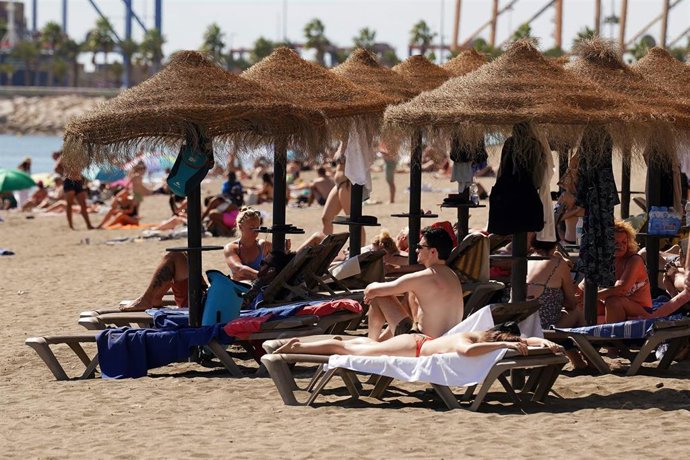Archivo - Las playa de la costa de Málaga se llenan de personas ante el calor. Imagen de archivo. 