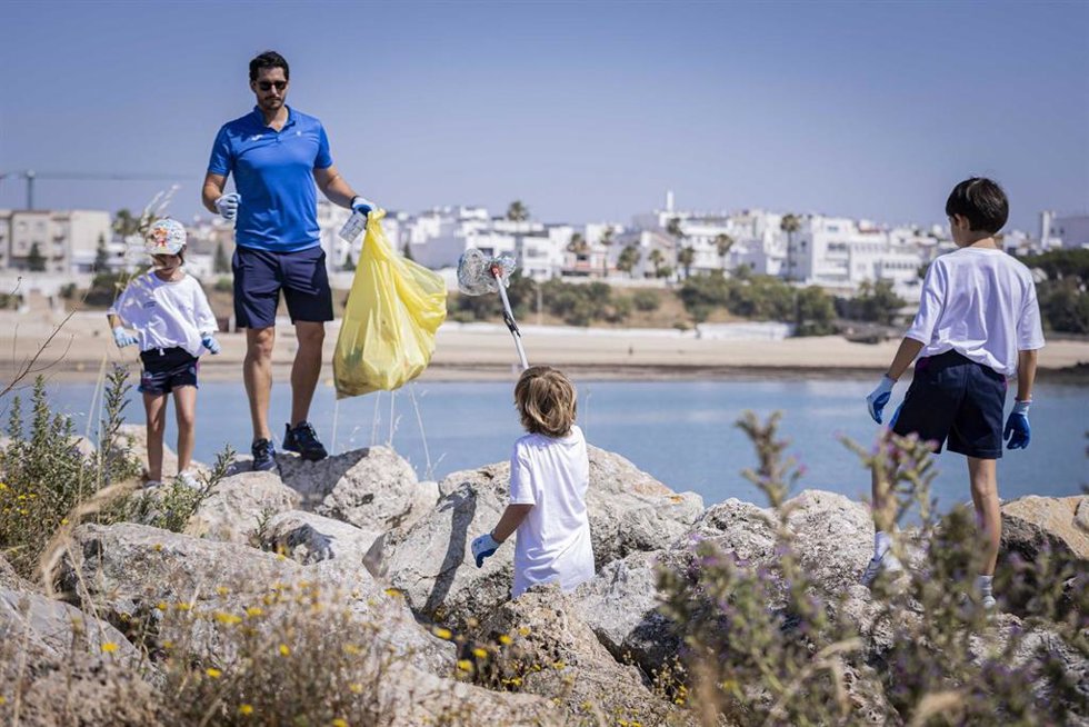 Escolares de Rota en una jornada de limpieza de la costa respaldada por Fundación Unicaja