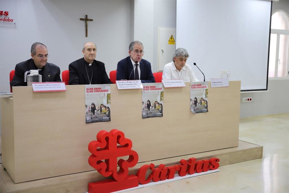 (Desde Izda.) Reyes, Fernández, Reina Y El Voluntario Alexander Rivas, En La Presentación.