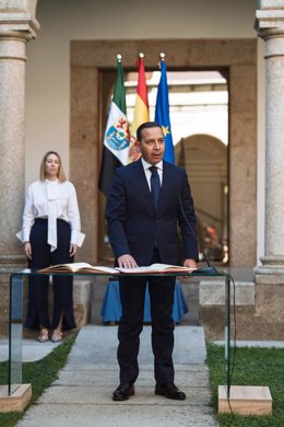 Archivo - El vicepresidente y consejero de Desregulación, Familia y Servicios Sociales, Óscar Fernández Calle, en el acto de toma de posesión de su cargo