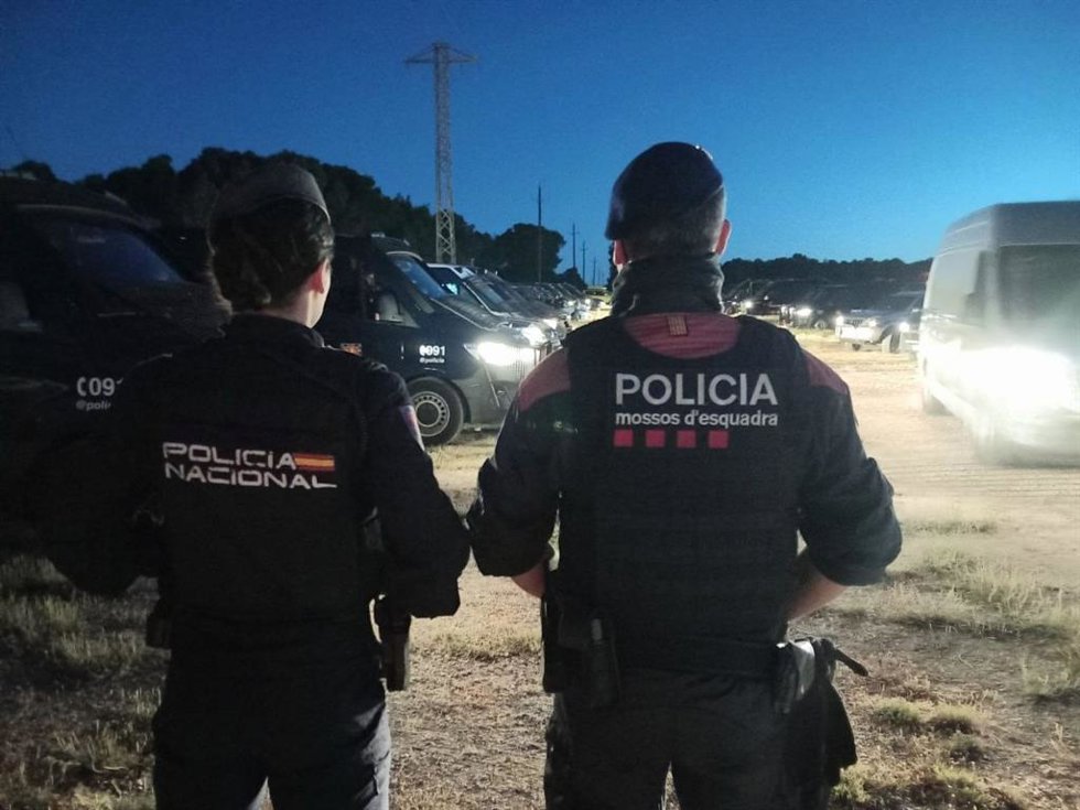Una agente de la Polícia Naciona y otro de los Mossos d'Esquadra durante el operativo conjunto contra el tráfico de marihuana en Cabra del Camp (Tarragona) este miércoles