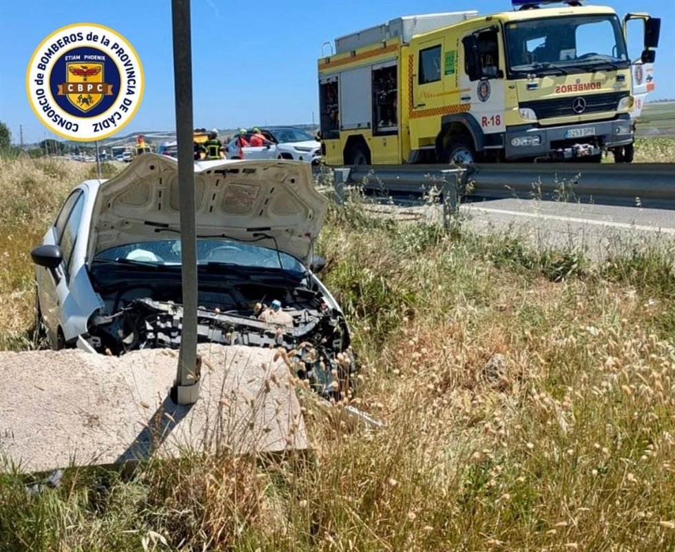 Vehículo accidentado en la A-2001 en El Puerto de Santa María (Cádiz)