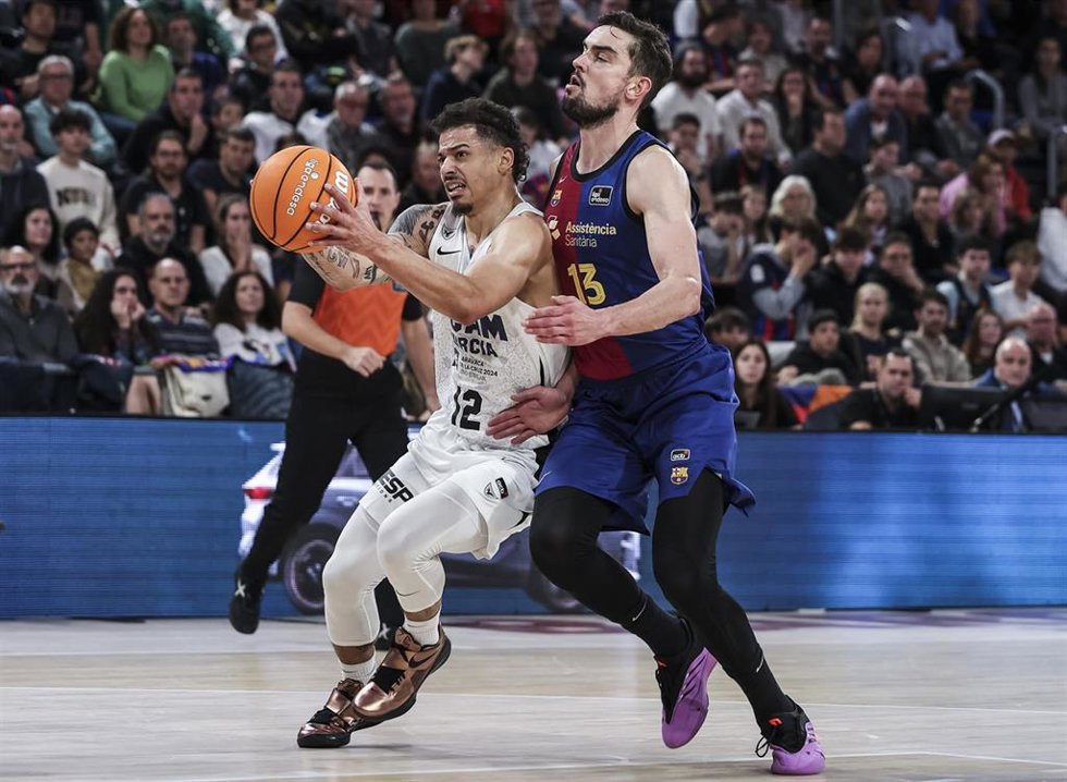 Archivo - Jonah Radebaugh, del UCAM Murcia, y Tomas Satoransky, del FC Barcelona, durante un partido de la Liga Endesa disputado en el Palau Blaugrana