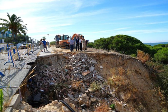 Inicio de los trabajos para reparar el socavón producido por los temporales de febrero en Mazagón.