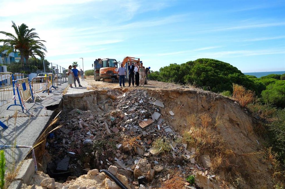 Inicio de los trabajos para reparar el socavón producido por los temporales de febrero en Mazagón.