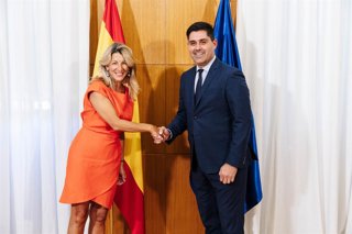 Archivo - El presidente de Asociación de Futbolistas Españoles, David Aganzo, y la vicepresidenta segunda y ministra de Trabajo y Economía Social en funciones, Yolanda Díaz, posan a su llegada a una reunión en la sede del Ministerio, a 28 de agosto de 202