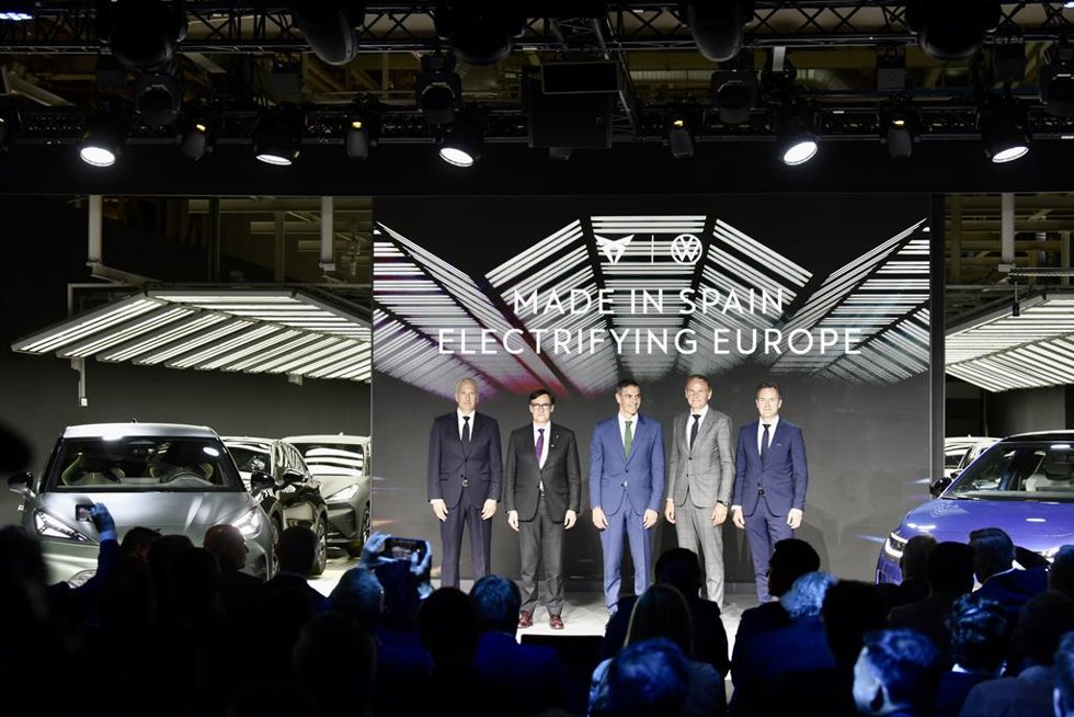 El presidente del Gobierno Pedro Sánchez (c), el presidente de la Generalitat Salvador Illa (2i), el ceo de Cupra, Markus Haupt (i), el ceo del grupo Volskwagen, Oliver Blume (2d), y el ceo de la marca Volkswagen, Thomas Schäfer (d), durante la celebració
