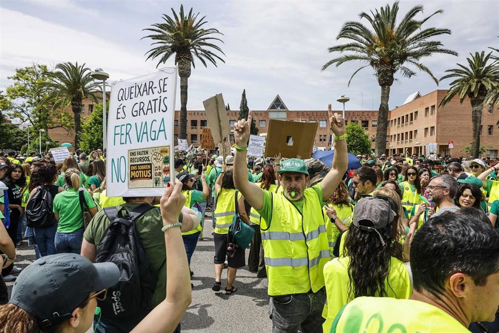 Decenas de personas durante una marcha hacia la sede de la Consellería de Educación en Valencia durante la jornada de huelga, a 18 de mayo de 2026, en Valencia. 