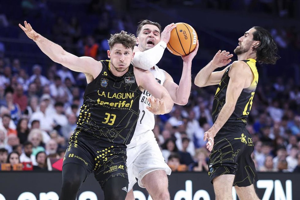 Hezonja intenta penetrar ante Alderete y Sastre en el Real Madrid-La Laguna Tenerife del 'Playoff' por el título de la Liga Endesa 25-26