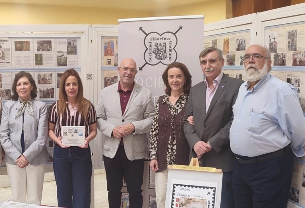 Representantes de Correos y de la Sociedad Filatélica Gaditana en un acto en la oficina de Cádiz