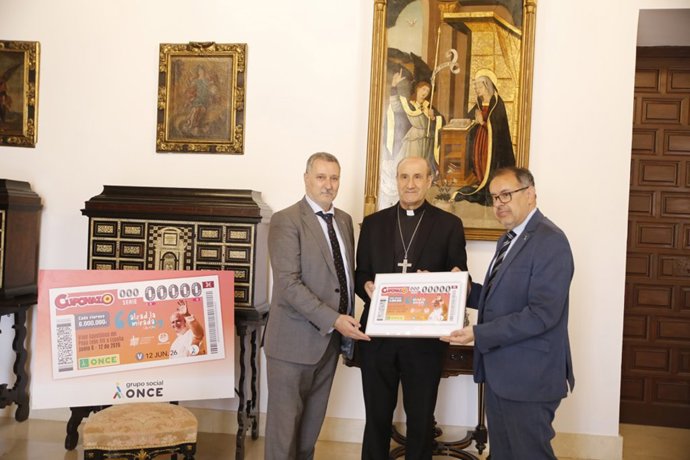 Jesús Fernández (centro), entre Francisco Valderas y Fermín Navarro, con el Cuponazo dedicado a la visita del Papa a España.