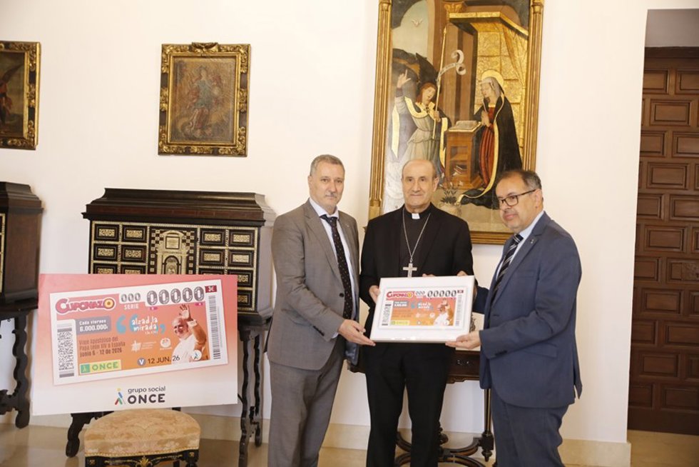 Jesús Fernández (centro), entre Francisco Valderas y Fermín Navarro, con el Cuponazo dedicado a la visita del Papa a España.