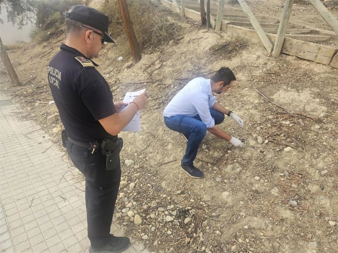 Recogida de muestras dentro de la campaña 'ADN Canino' en Huércal de Almería.