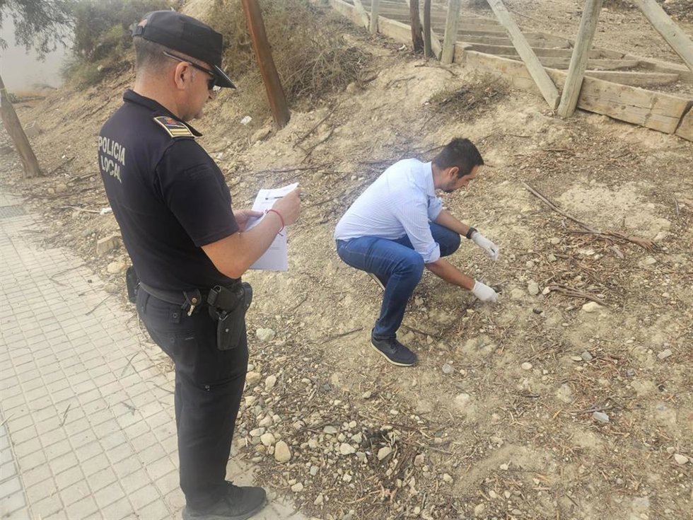 Recogida de muestras dentro de la campaña 'ADN Canino' en Huércal de Almería.