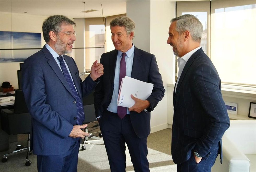 Archivo - El líder de PP, Alberto Núñez Feijóo, junto al vicesecretario de Economía del PP, Alberto Nadal, y el vicesecretario de Hacienda del PP, Juan Bravo.