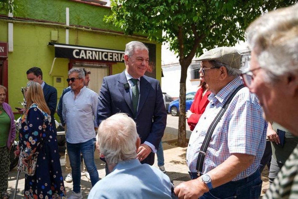 El alcalde de Sevilla, José Luis Sanz, junto a vecinos del Tiro de Línea