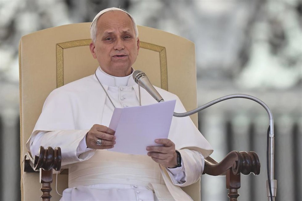 27 May 2026, Vatican, Vatican City: Pope Leo XIV leads the Wednesday General Audience in St. Peter's Square at the Vatican. Photo: Evandro Inetti/ZUMA Press Wire/dpa