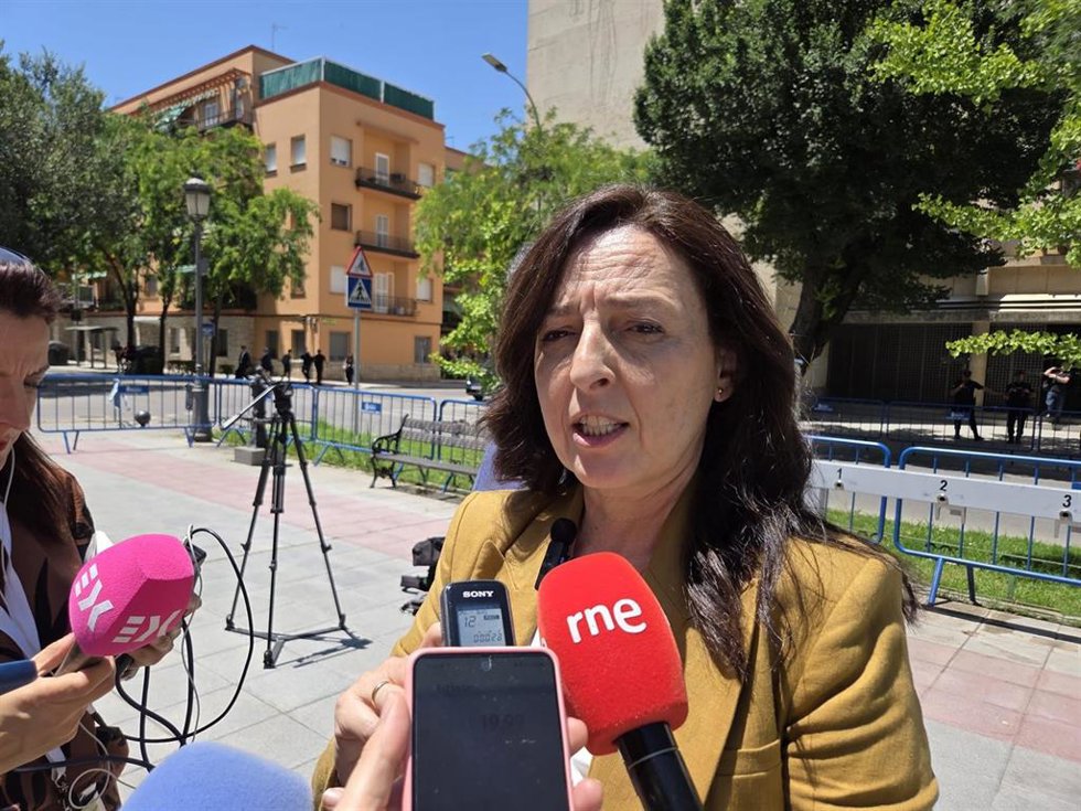 La coordinadora nacional jurídica de Vox, Marta Castro, atiende a los medios.