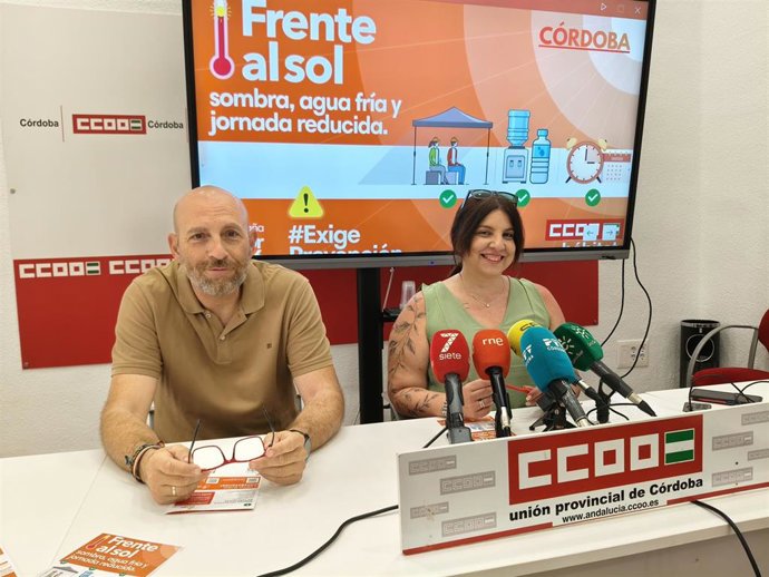 David Quintana y Esperanza Sánchez, durante la presentación de la campaña 'Frente al sol Sombra, agua fría y jornada reducida'.