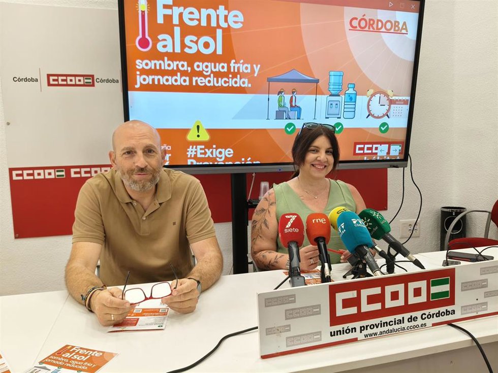 David Quintana y Esperanza Sánchez, durante la presentación de la campaña 'Frente al sol Sombra, agua fría y jornada reducida'.