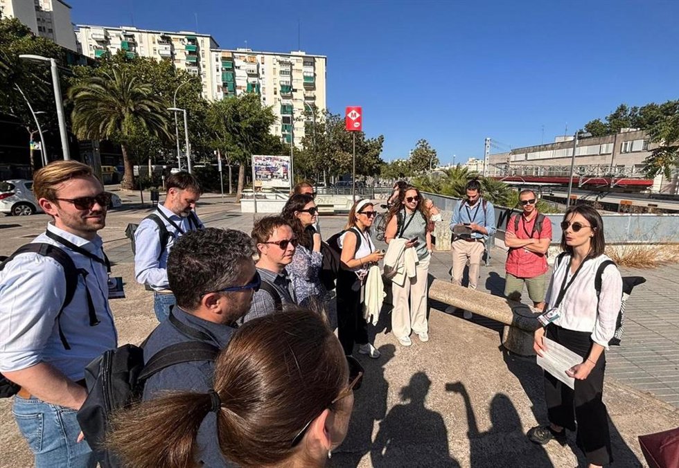 Momento de la explicación de unos de los puntos de L'Hospitalet (Barcelona) en el que se fomentarán los desplazamientos a pie y en bici