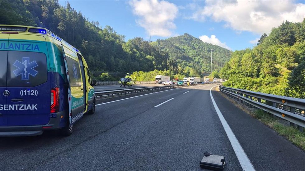 Trabajos en el lugar del accidente, a 3 de junio de 2026, en Elgoibar, Guipuzcoa, País Vasco (España). Los cinco ocupantes de una furgoneta han fallecido en la mañana de hoy en un accidente de tráfico registrado en la autopista AP-8, a su paso por la loca