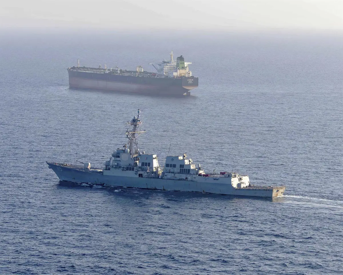 Destructor lanzamisiles de la Armada de Estados Unidos interceptando un petrolero de bandera iraní en el mar Arábigo
