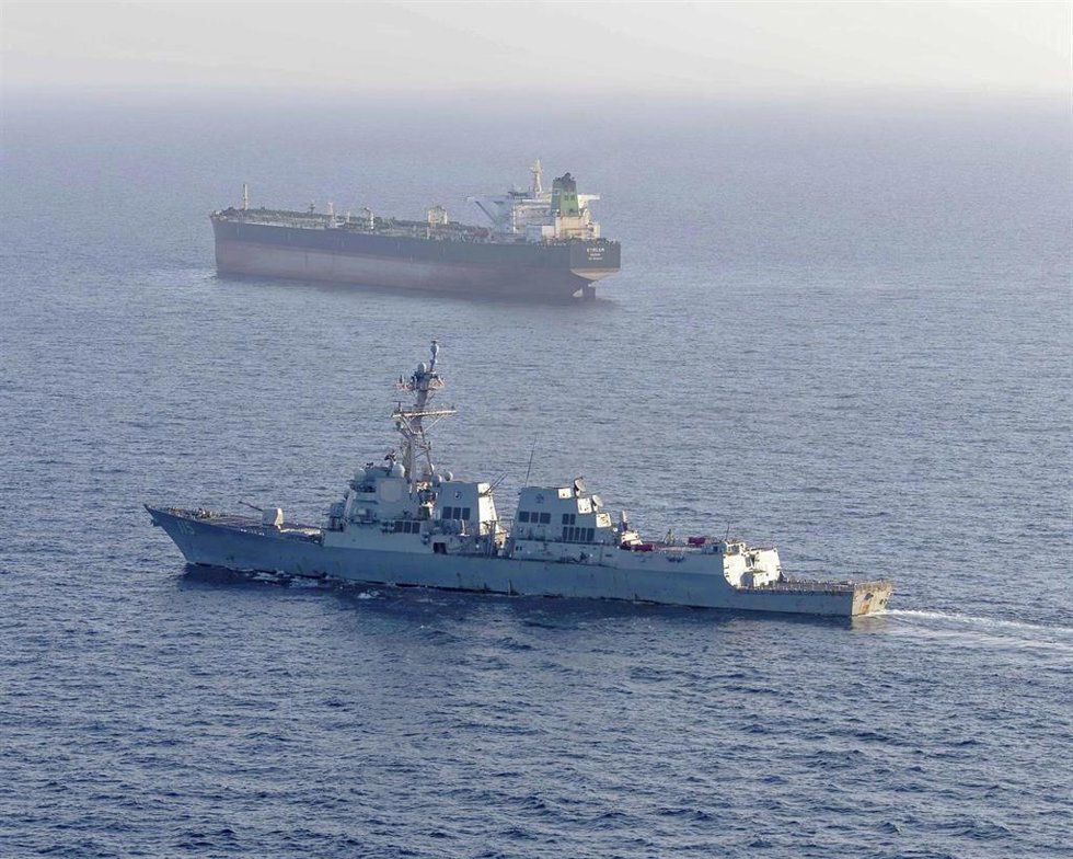 Un destructor lanzamisiles de la Armada de Estados Unidos intercepta un petrolero de bandera iraní en el mar Arábigo