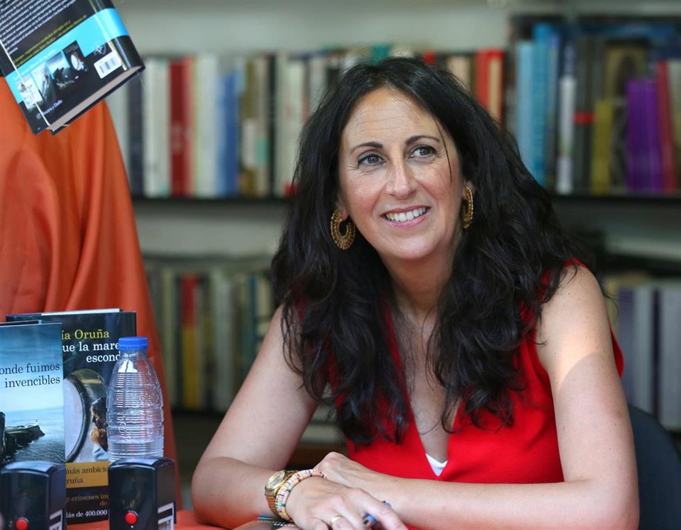 Archivo - La escritora María Oruña firma su libro 'Lo que la marea esconde' en la caseta de la Librería Polifemo, en la Feria del Libro 2022, en El Retiro, a 27 de mayo de 2022, en Madrid (España).