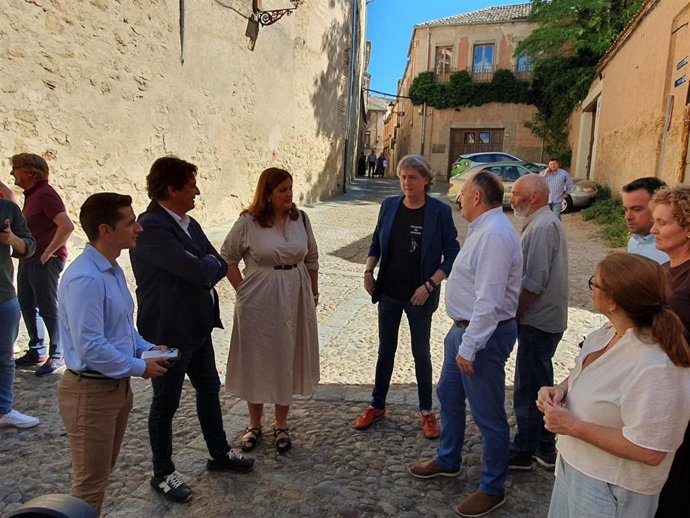 El secretario de Turismo de la Federal, Javier Ayala (2º, izda), y Carlos Martínez (centro) con cargos del PSOE de Segovia.
