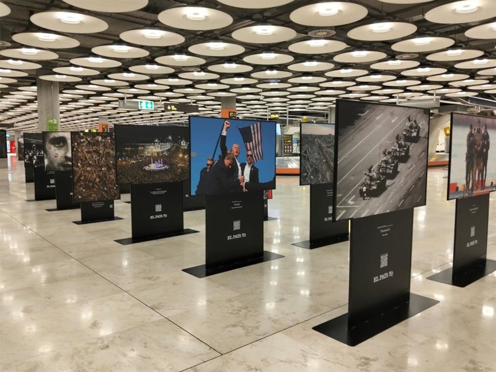 'El País' Estrena Una Exposición Fotográfica Que Conmemora El 50º Aniversario Del Diario En El Aeropuerto De Madrid.