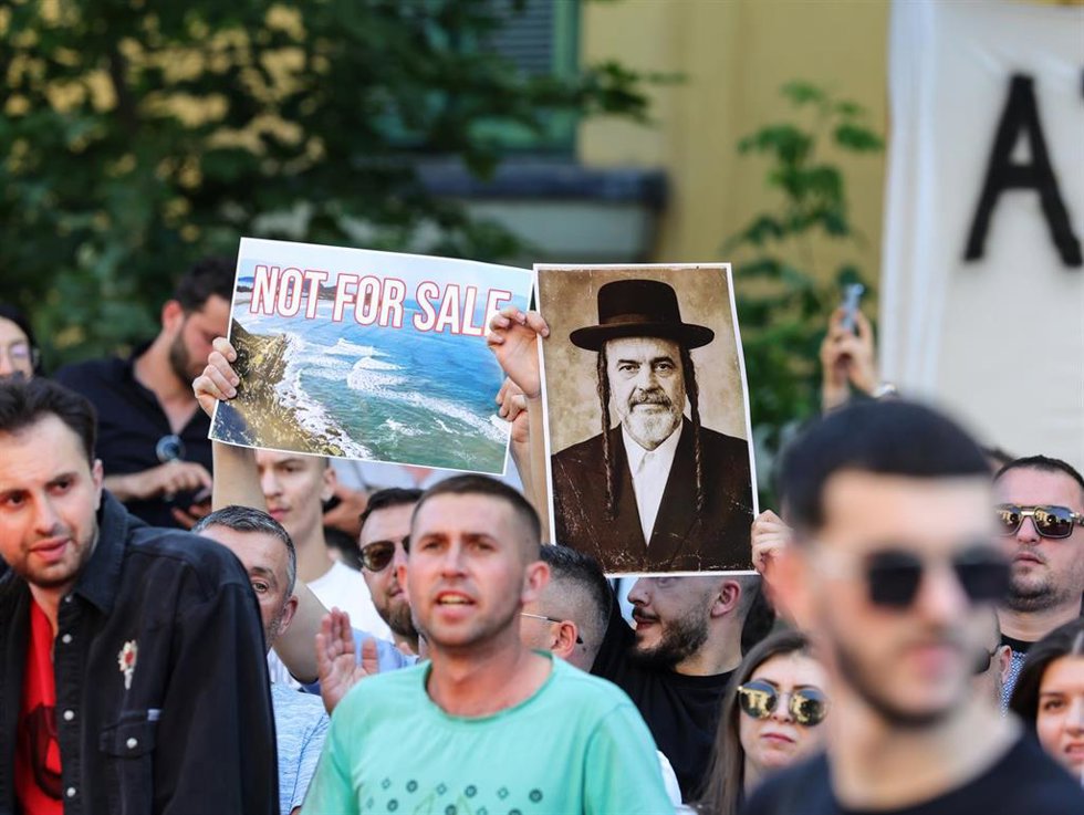 Miles de albaneses protestan por la construcción de un complejo turístico de lujo en las costas de Albania vinculado al yerno de Trump