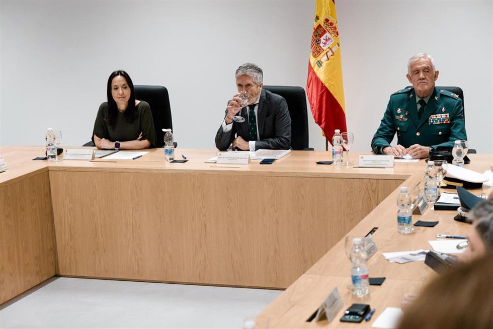(I-D) La directora general de la Guardia Civil, Mercedes González; el ministro del Interior, Fernando Grande-Marlaska, y el DAO de la Guardia Civil, Manuel Llamas, durante una rueda de prensa