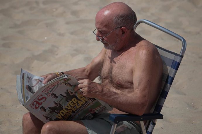 Archivo - Un hombre en la playa, a 5 de agosto de 2025, en Vigo, Pontevedra, Galicia (España).
