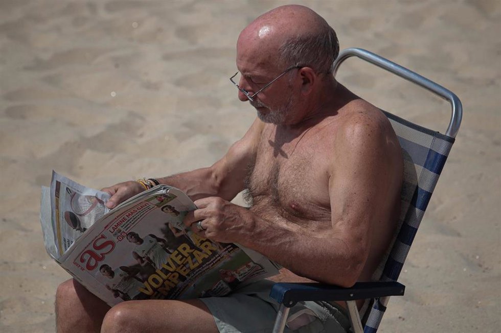 Archivo - Un hombre en la playa, a 5 de agosto de 2025, en Vigo, Pontevedra, Galicia (España).