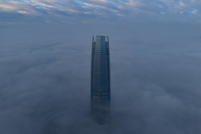 Santiago 28 de Agosto 2025. El amanecer en la Torre Costanera sobrepasando la neblina que se registra en la ciudad de Santiago. Javier Torres/Aton Chile